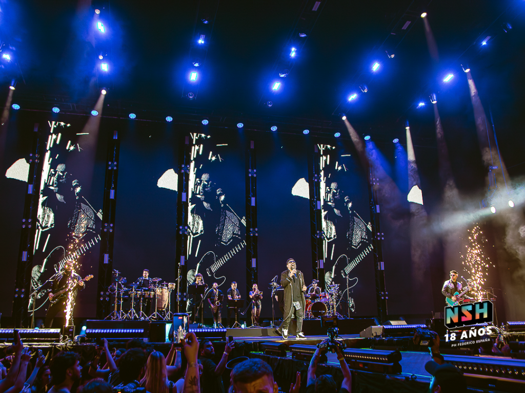 Francisco Lago cantando en el Movistar Arena. PH. Federico España