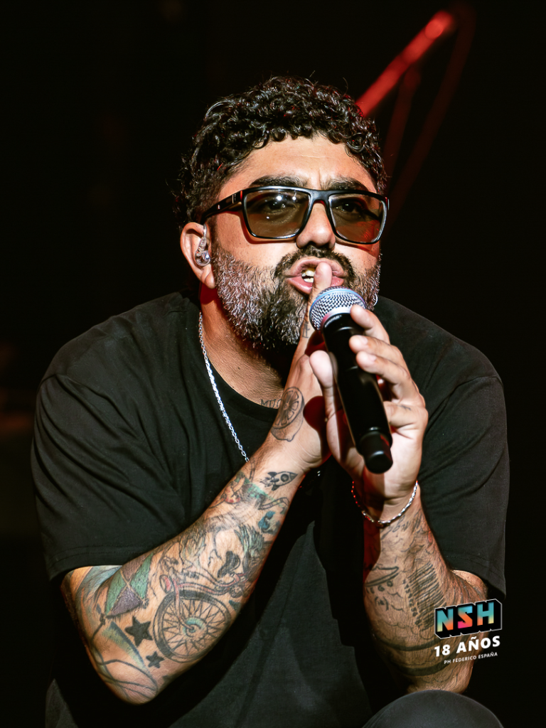 Francisco Lago cantando en el Movistar Arena. PH. Federico España