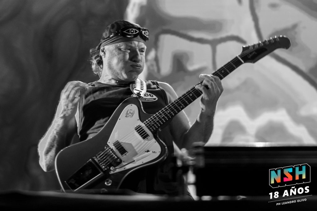 La Renga tocando ante una multitud en Rosario