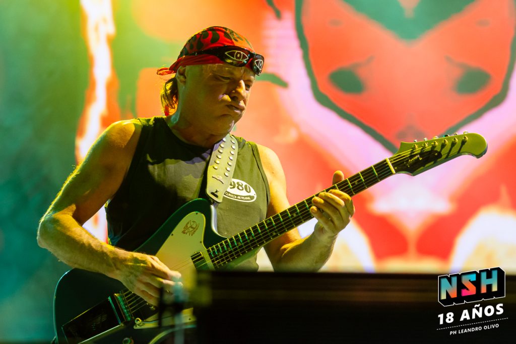 La Renga tocando ante una multitud en Rosario