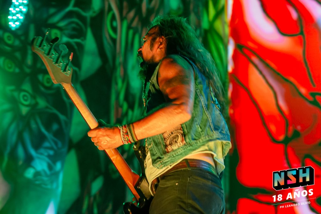 La Renga tocando ante una multitud en Rosario