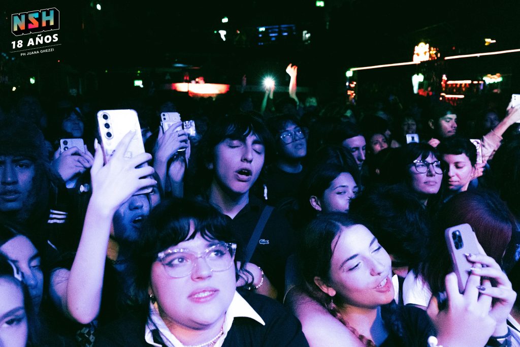 Odd Mami en vivo en Niceto Club el 29 de noviembre de 2025 durante la presentación de su disco donde van los perros.
PH. Juana Ghezzi