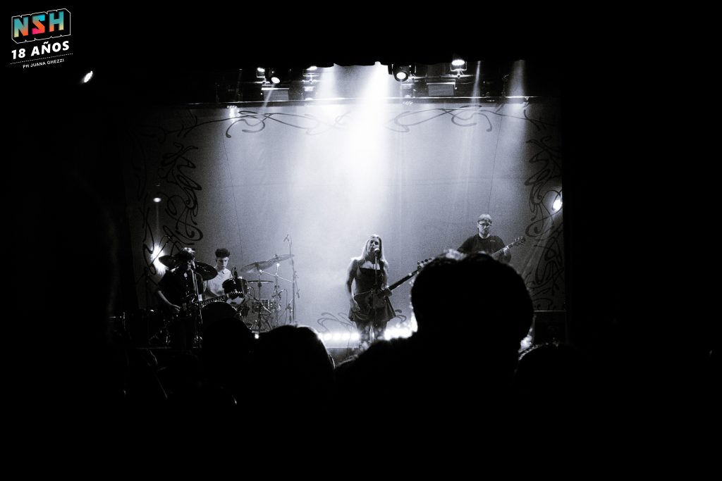 Odd Mami en vivo en Niceto Club el 29 de noviembre de 2025 durante la presentación de su disco donde van los perros.
PH. Juana Ghezzi