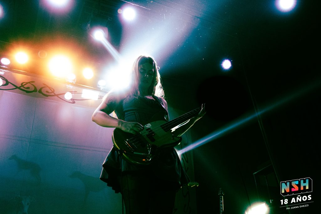 Odd Mami en vivo en Niceto Club el 29 de noviembre de 2025 durante la presentación de su disco donde van los perros.
PH. Juana Ghezzi