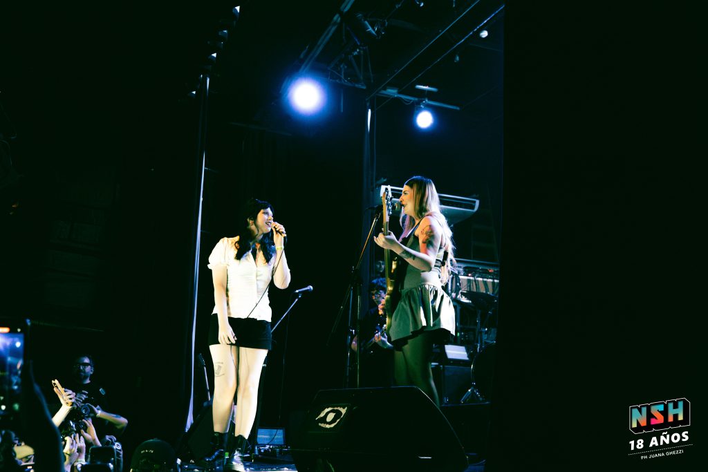 Odd Mami en vivo en Niceto Club el 29 de noviembre de 2025 durante la presentación de su disco donde van los perros.
PH. Juana Ghezzi