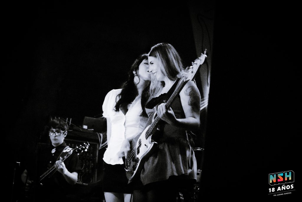 Odd Mami en vivo en Niceto Club el 29 de noviembre de 2025 durante la presentación de su disco donde van los perros.
PH. Juana Ghezzi