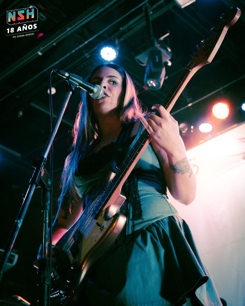 Odd Mami en vivo en Niceto Club el 29 de noviembre de 2025 durante la presentación de su disco donde van los perros.
PH. Juana Ghezzi