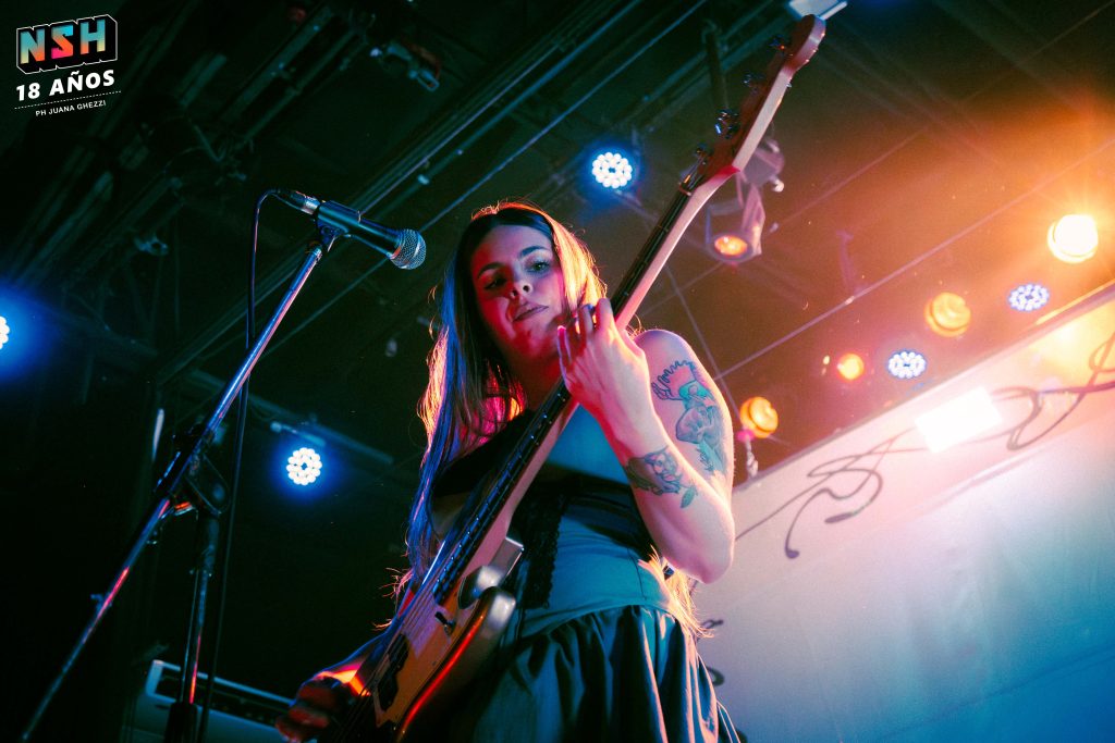 Odd Mami en vivo en Niceto Club el 29 de noviembre de 2025 durante la presentación de su disco donde van los perros.
PH. Juana Ghezzi