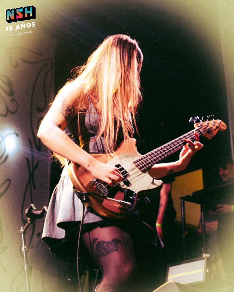 Odd Mami en vivo en Niceto Club el 29 de noviembre de 2025 durante la presentación de su disco donde van los perros.
PH. Juana Ghezzi