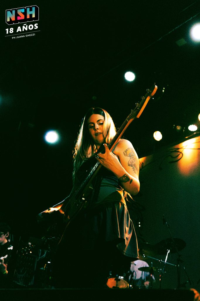 Odd Mami en vivo en Niceto Club el 29 de noviembre de 2025 durante la presentación de su disco donde van los perros.
PH. Juana Ghezzi