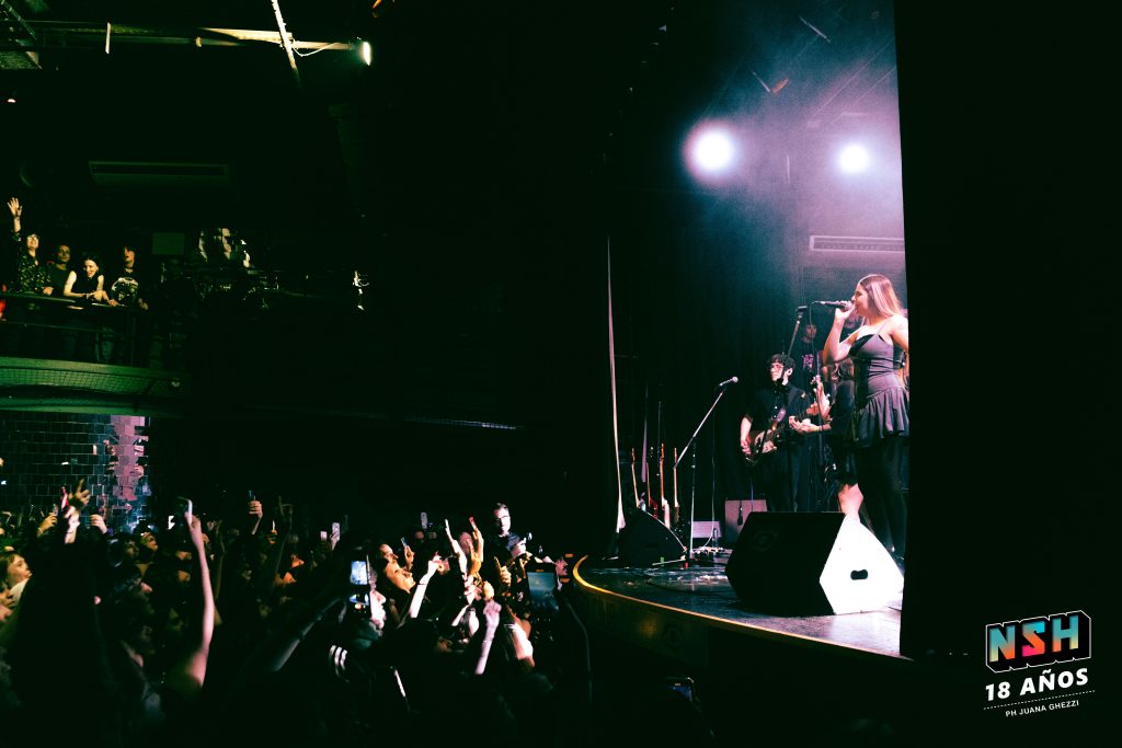 Odd Mami en vivo en Niceto Club el 29 de noviembre de 2025 durante la presentación de su disco donde van los perros.
PH. Juana Ghezzi