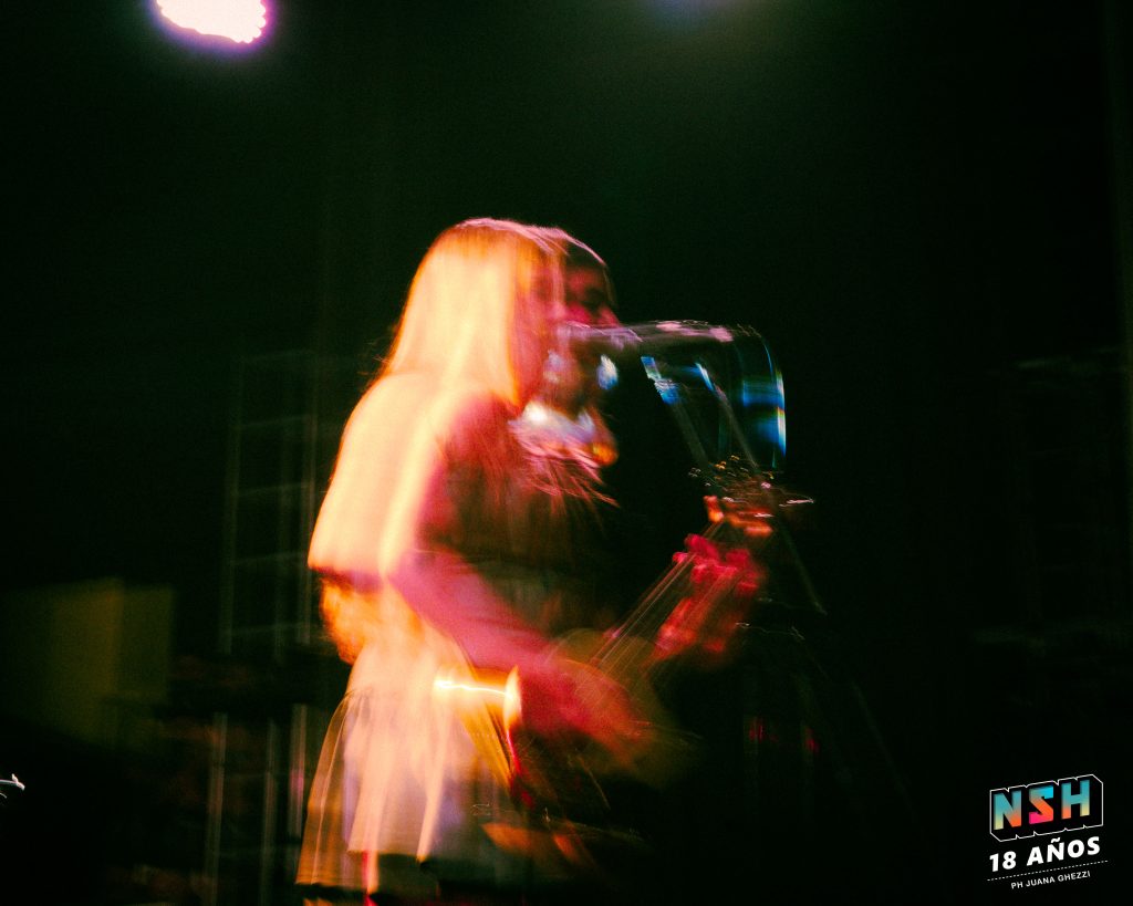 Odd Mami en vivo en Niceto Club el 29 de noviembre de 2025 durante la presentación de su disco donde van los perros.
PH. Juana Ghezzi