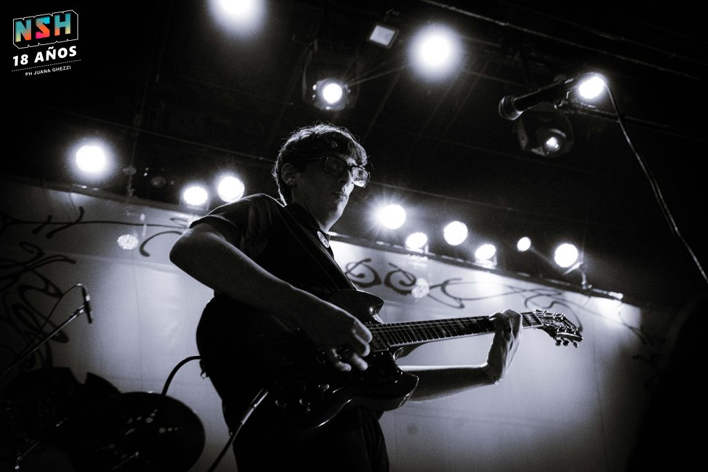 Odd Mami en vivo en Niceto Club el 29 de noviembre de 2025 durante la presentación de su disco donde van los perros.
PH. Juana Ghezzi