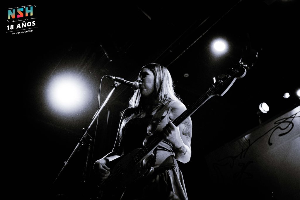 Odd Mami en vivo en Niceto Club el 29 de noviembre de 2025 durante la presentación de su disco donde van los perros.
PH. Juana Ghezzi