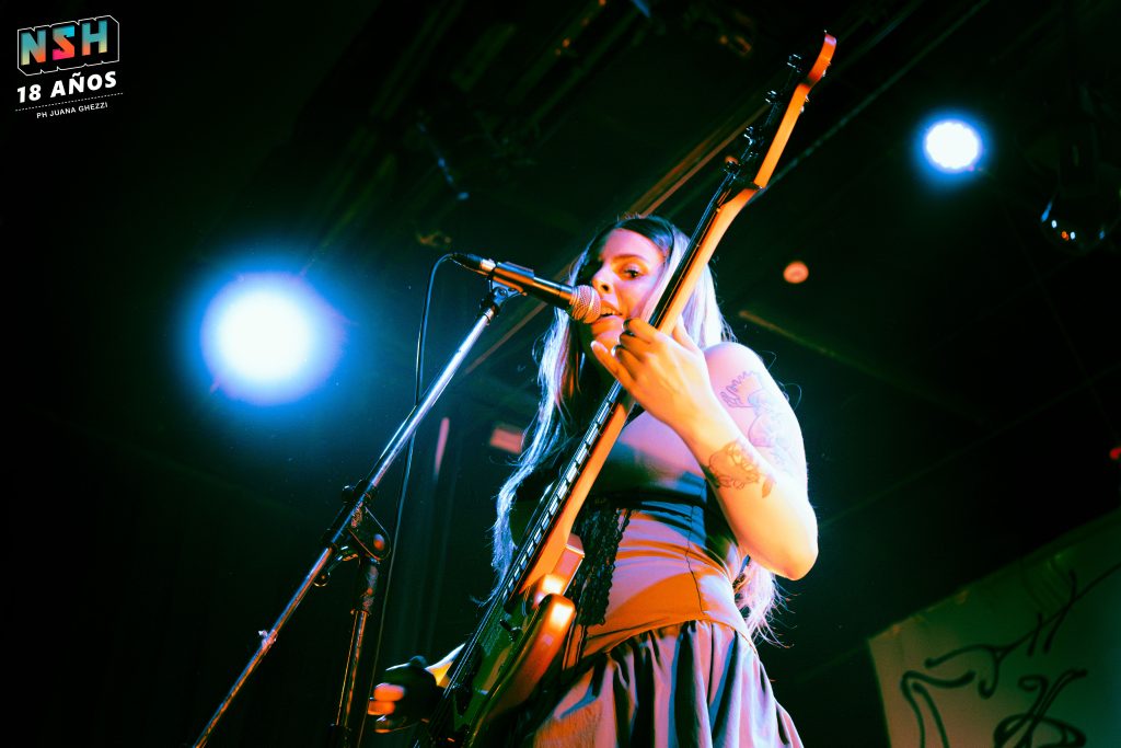 Odd Mami en vivo en Niceto Club el 29 de noviembre de 2025 durante la presentación de su disco donde van los perros.
PH. Juana Ghezzi