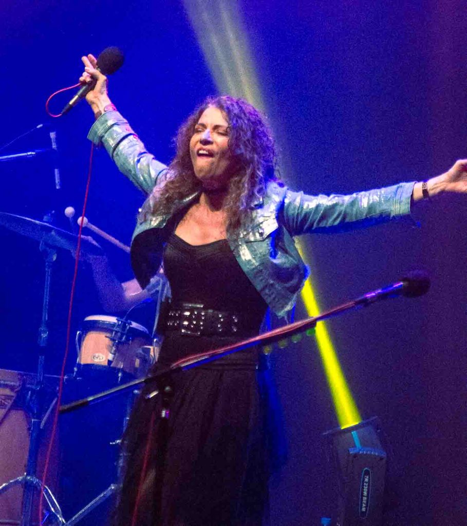 Emoción y folclore en Agitando Pañuelos en el Auditorio Belgrano