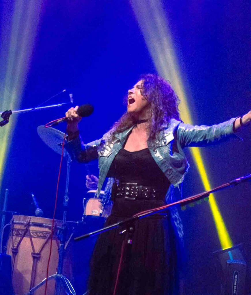 Emoción y folclore en Agitando Pañuelos en el Auditorio Belgrano