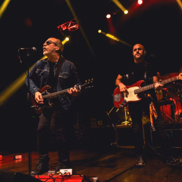 Foto de prensa de la banda Autos Robados realizada por Lucía Victoria Córdoba, en el marco de la presentación de su EP El antídoto y sus shows en Teatro Flores.