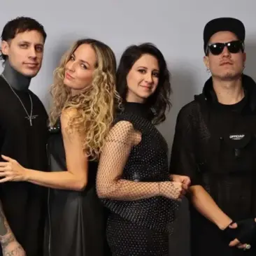 Kudai, banda chilena de pop rock integrada por Nicole Natalino, Bárbara Sepúlveda, Gabriela Villalba, Tomás Manzi y Pablo Holman, en foto de prensa de 2026.