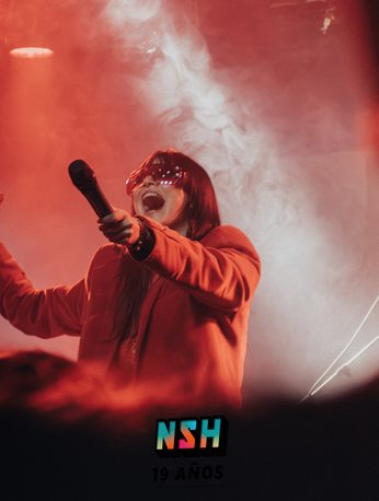 Mora Navarro durante su presentación de Revolución Humana en The Roxy Live.
