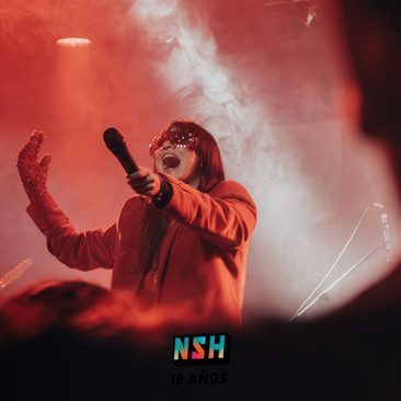 Mora Navarro durante su presentación de Revolución Humana en The Roxy Live.