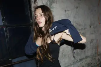 Sophia Stel, artista de pop alternativo y electrónica, en foto de prensa.